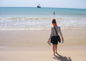 Девушка на пляже Северного Туниса – фотографии Туниса