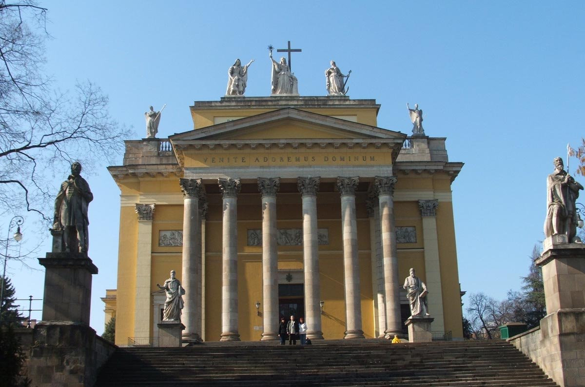 Архитектура Базилики в городе Эгер, Венгрия – фотографии Венгрии