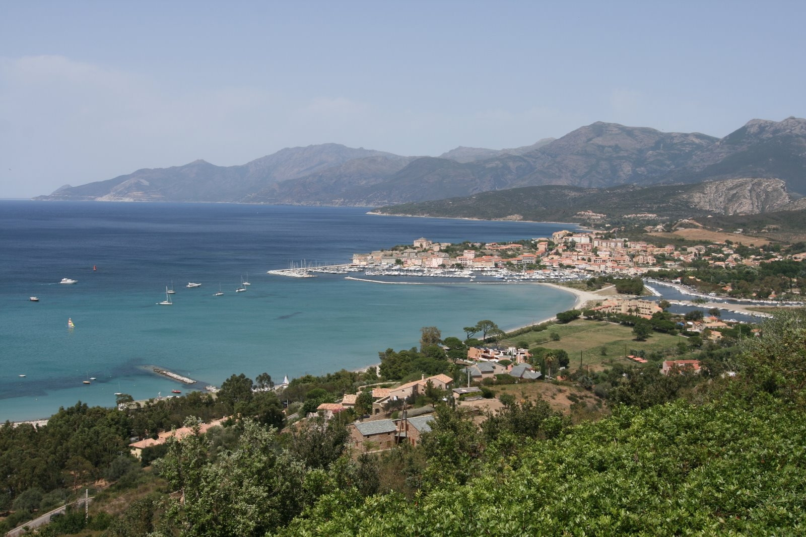 Панорамный вид в Сен-Флоране, Франция – фотографии Франции