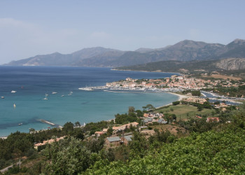 Панорамный вид в Сен-Флоране, Франция – фотографии Франции