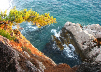 Скала в Святой Стефан, Черногория. Фото 11 – фотографии Черногории