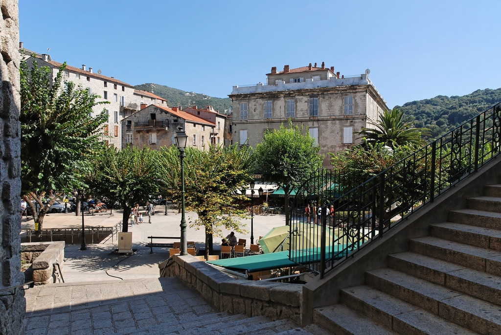 Улица в Сартене, Франция. Фото 4 – фотографии Франции