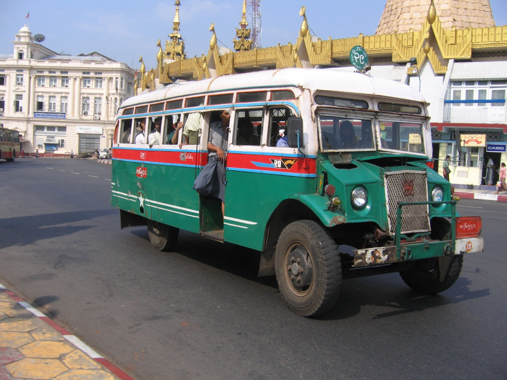 Транспорт в Ягоне, Мьянма – фотографии Мьянмы