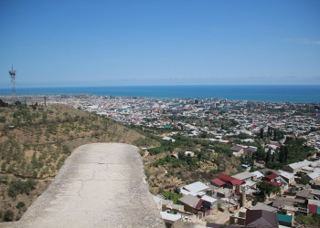 Цитадель Нарын-Кала в Дербенте, вид на город – фотографии России