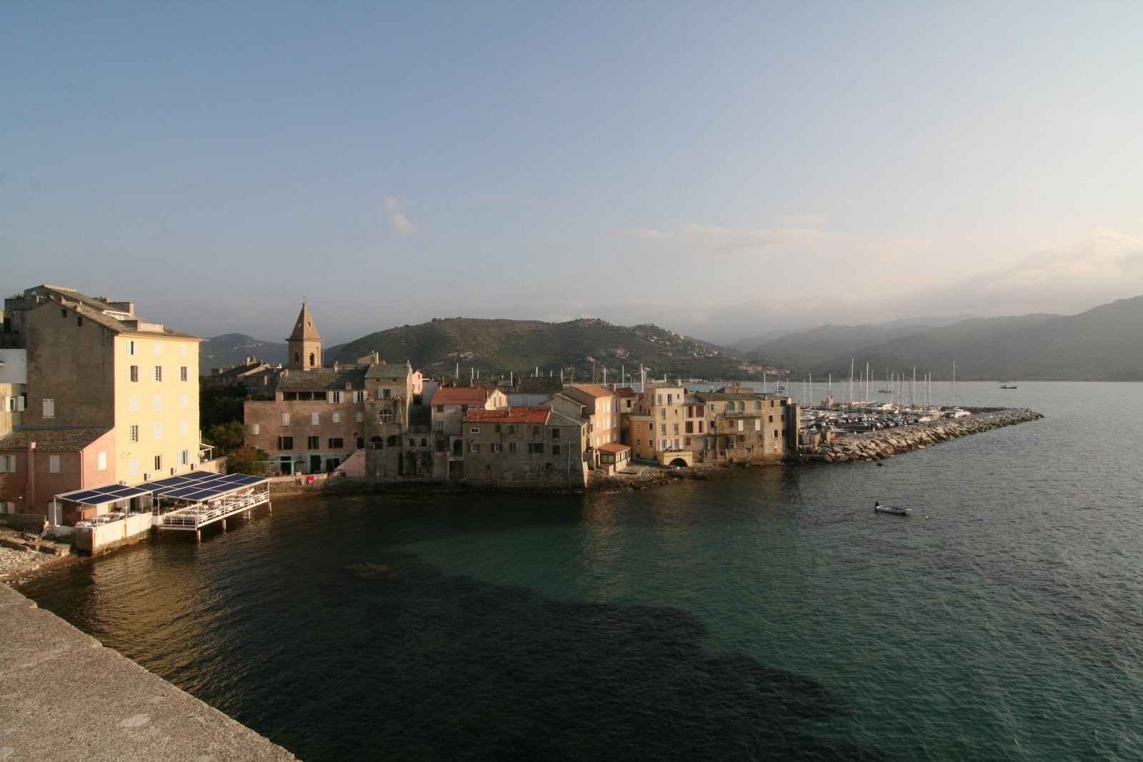 Дома на берегу в Сен-Флоране, Франция. Фото 6 – фотографии Франции