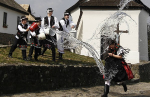 Пасхальные обливания водой – фотографии Венгрии