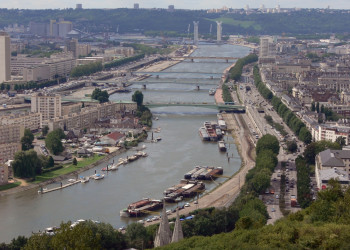 Река в Руане, Франция – фотографии Франции