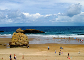 Люди на пляже в Биаррице, Франция. Фото 3 – фотографии Франции