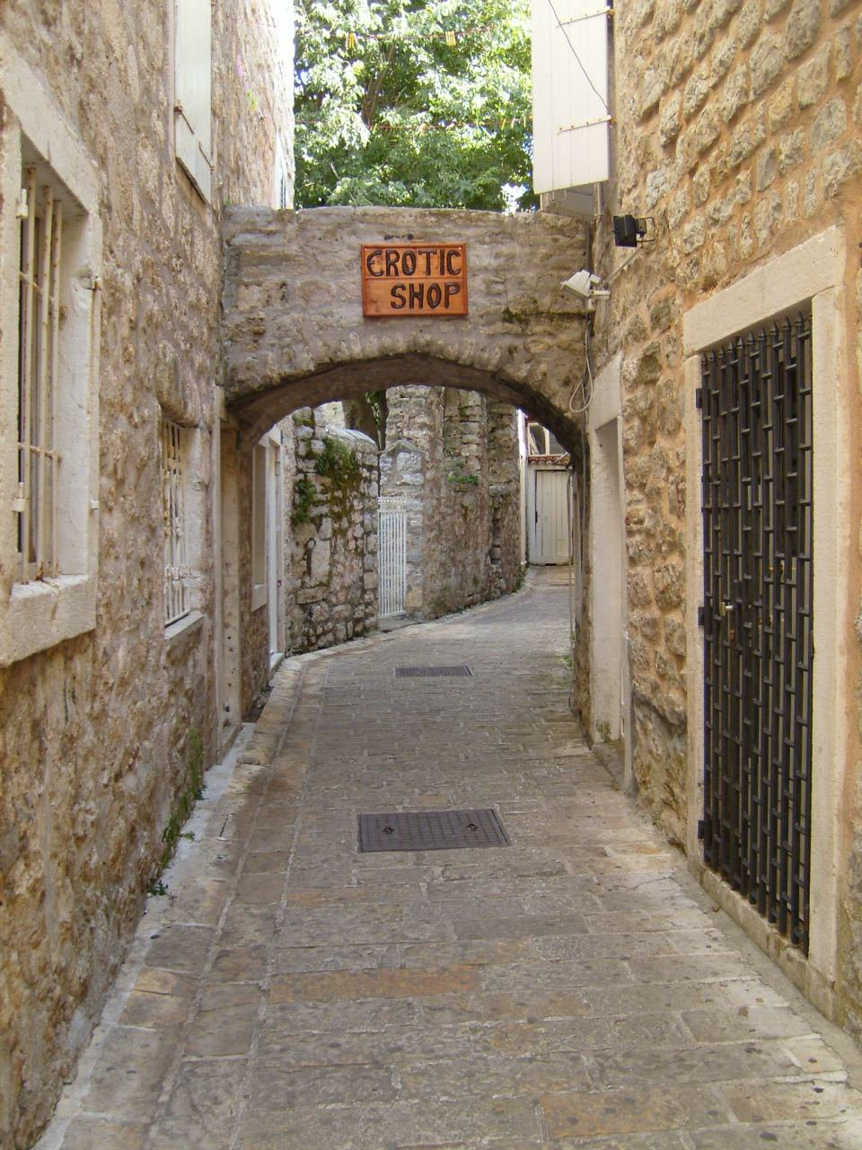 Улица в Будва, Черногория. Фото 30 – фотографии Черногории