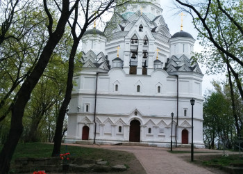 Парк Коломенское в Москве, старые могилы у церкви – фотографии России