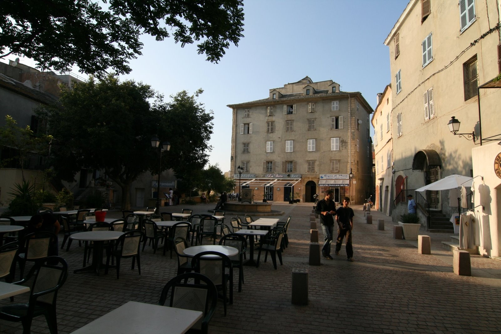 Кафе в Сен-Флоране, Франция. Фото 2 – фотографии Франции