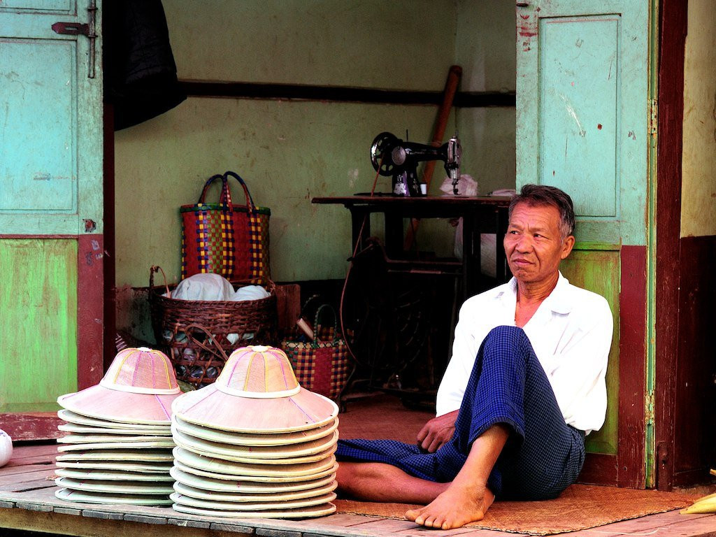 Продавец шляп в Пиндайя, Мьянма – фотографии Мьянмы