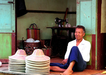 Продавец шляп в Пиндайя, Мьянма – фотографии Мьянмы