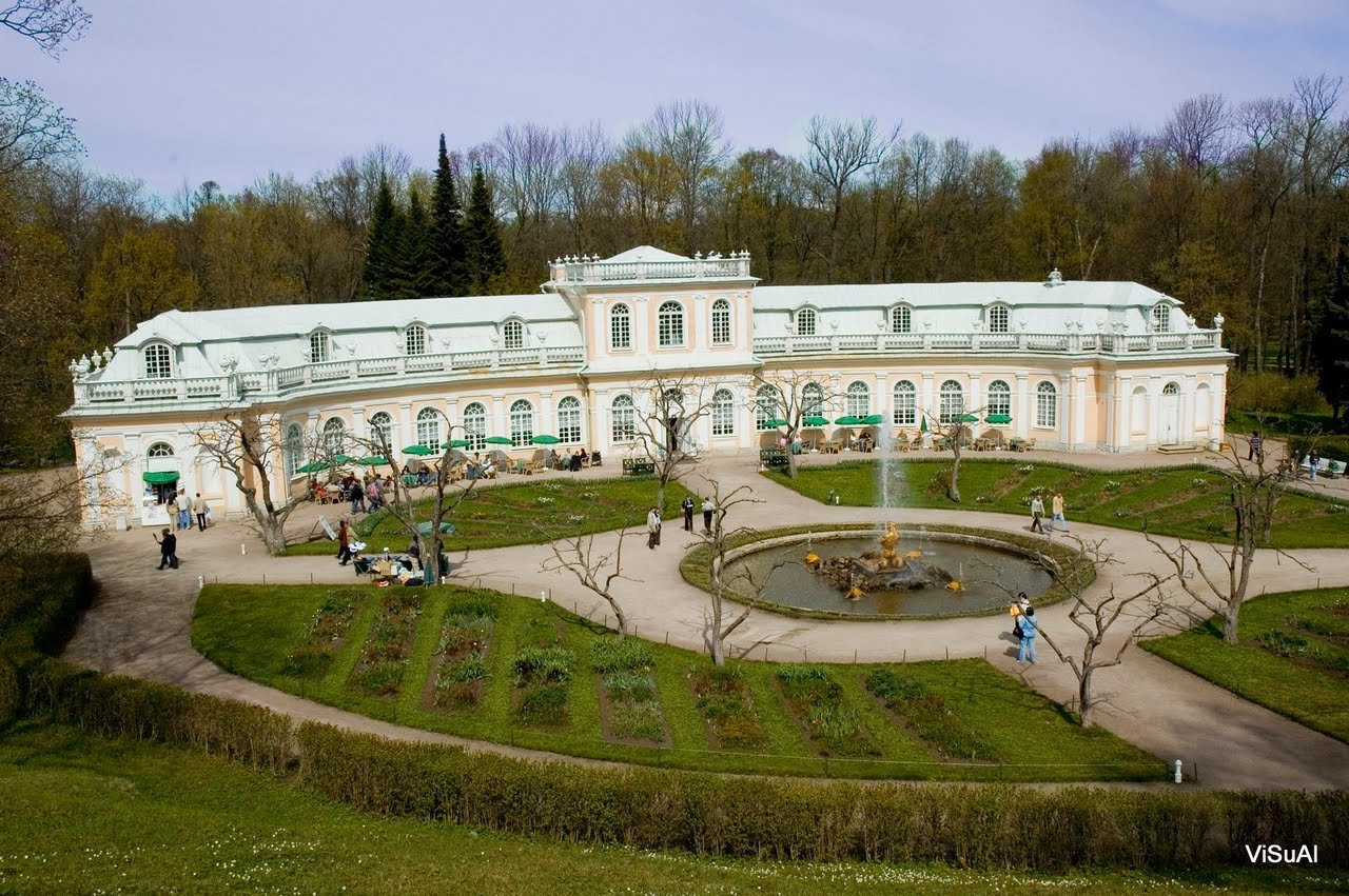 Сквер в Петергофе, Россия – фотографии России