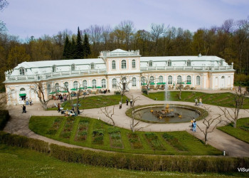 Сквер в Петергофе, Россия – фотографии России