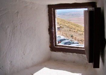 Окошко в мельнице в Консуэгре – фотографии Испании