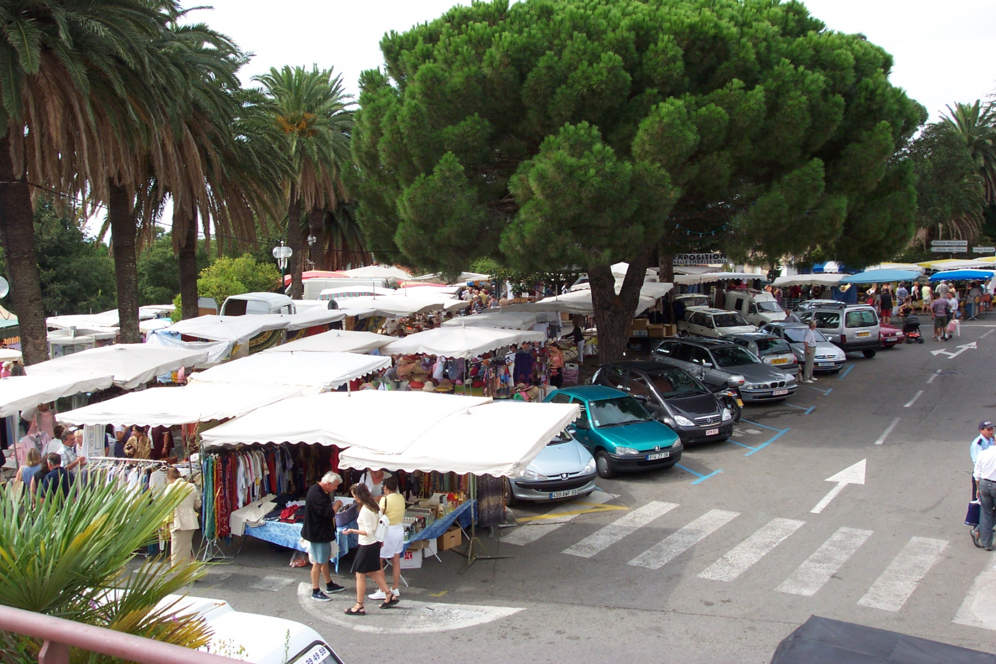 Рынок в Ла-Круа-Вальмер, Франция – фотографии Франции