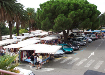 Рынок в Ла-Круа-Вальмер, Франция – фотографии Франции