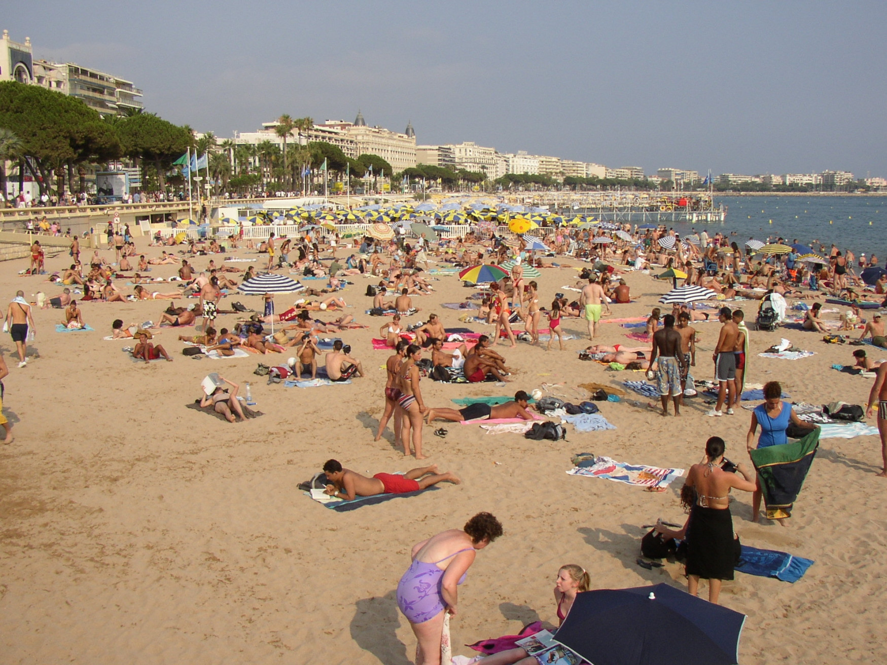 Люди на пляже в Канне, Франция. Фото 1 – фотографии Франции