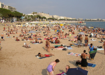 Люди на пляже в Канне, Франция. Фото 1 – фотографии Франции