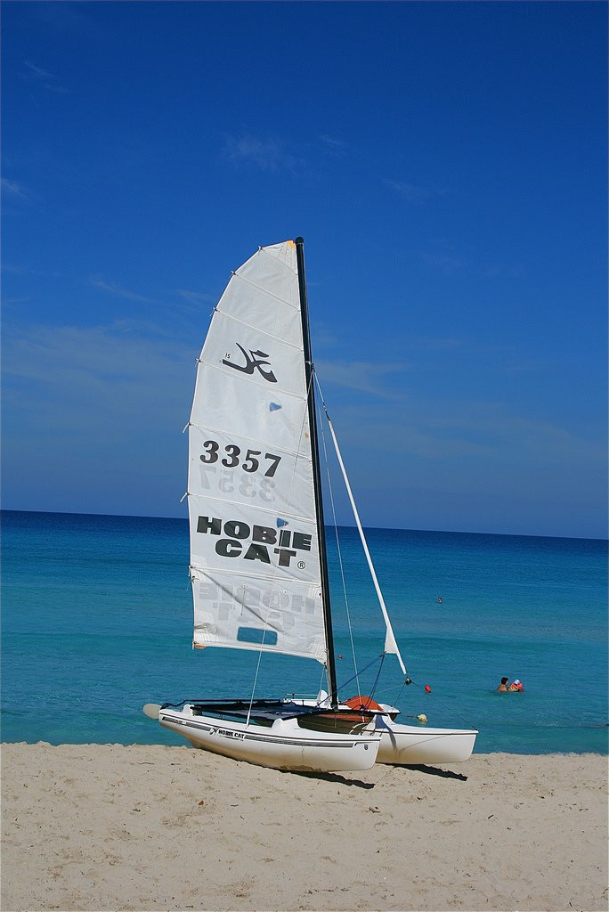 Парусник на пляже в Варадеро, Куба – фотографии Кубы