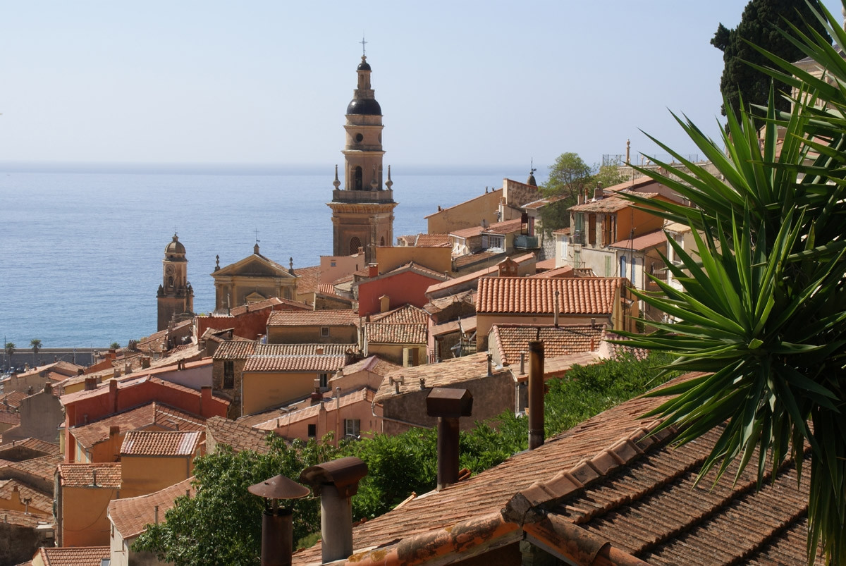 Крыши домов в Ментоне, Франция. Фото 1 – фотографии Франции