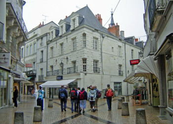 Туристы в Сомюре, Франция – фотографии Франции