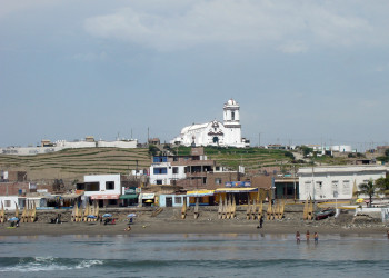 Уанчако (Huanchaco) – популярный морской курорт в Перу – фотографии Перу