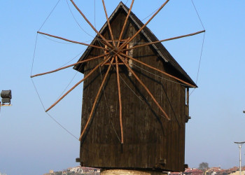 Ветряная мельница в Несебре, Болгария – фотографии Болгарии