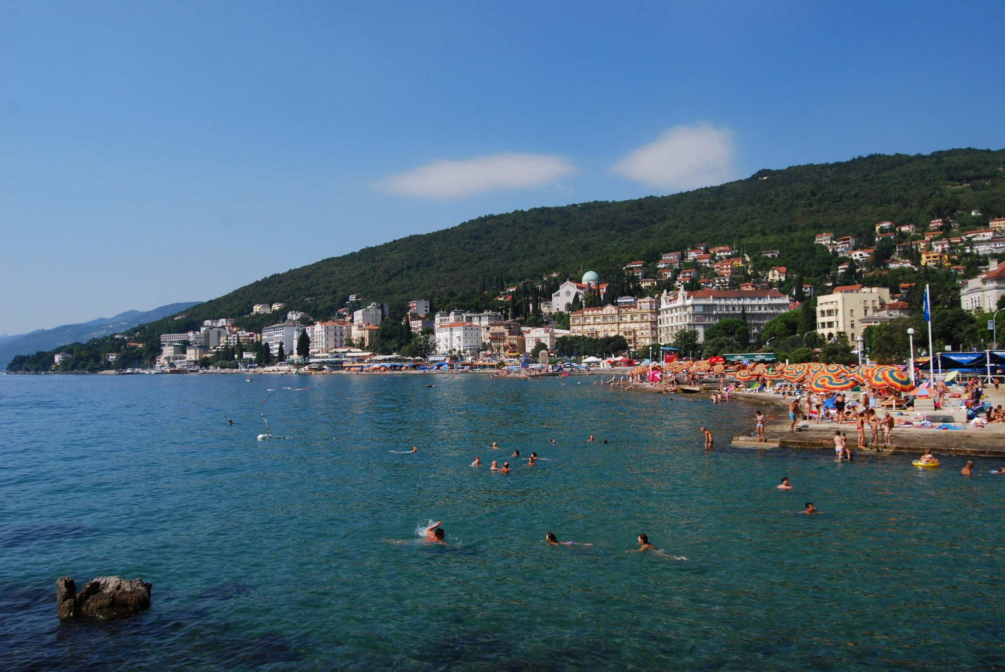 Люди на пляже в Опатии, Хорватия – фотографии Хорватии