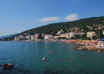 Люди на пляже в Опатии, Хорватия – фотографии Хорватии