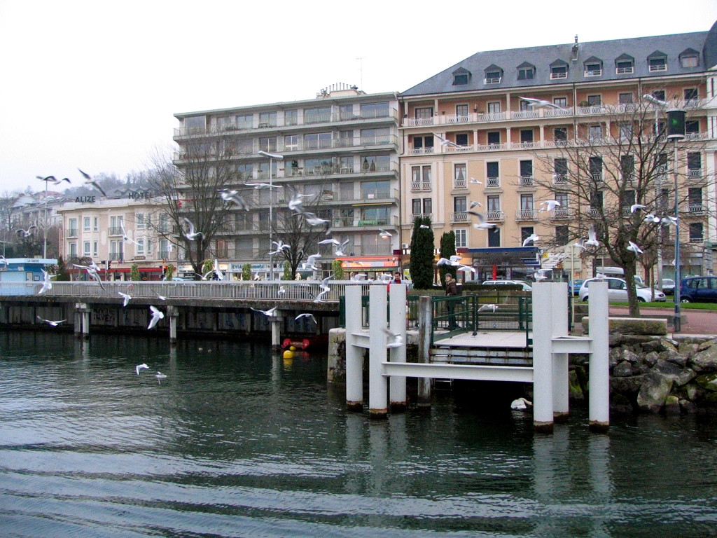 Набережная в Эвиан-ле-Бен, Франция – фотографии Франции