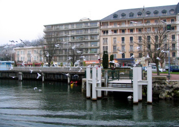 Набережная в Эвиан-ле-Бен, Франция – фотографии Франции