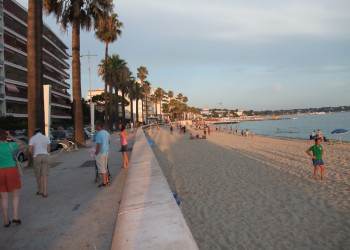 Пляж в Жуан-ле-Пен, Франция. Фото 12 – фотографии Франции