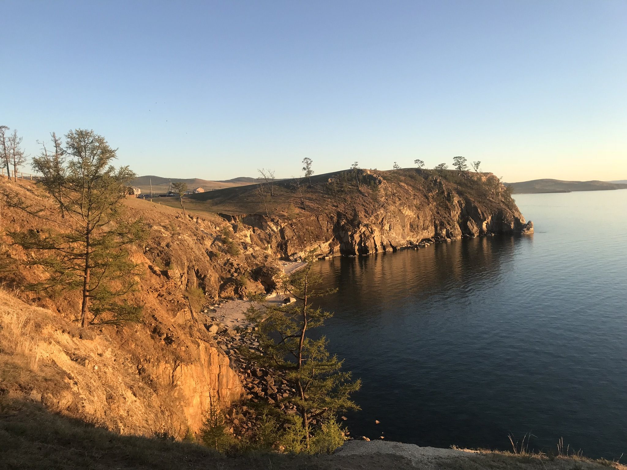 Скалистое побережье Хужира на Ольхоне, Байкал – фотографии России