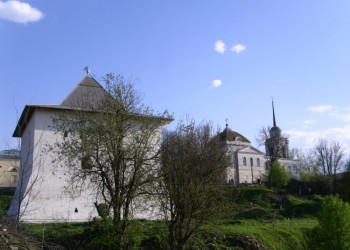 Спасский башня и за ней Спасский собор Аркадьевского монастыря – фотографии России
