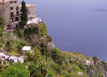 Дома на горе в Эз, Франция. Фото 1 – фотографии Франции