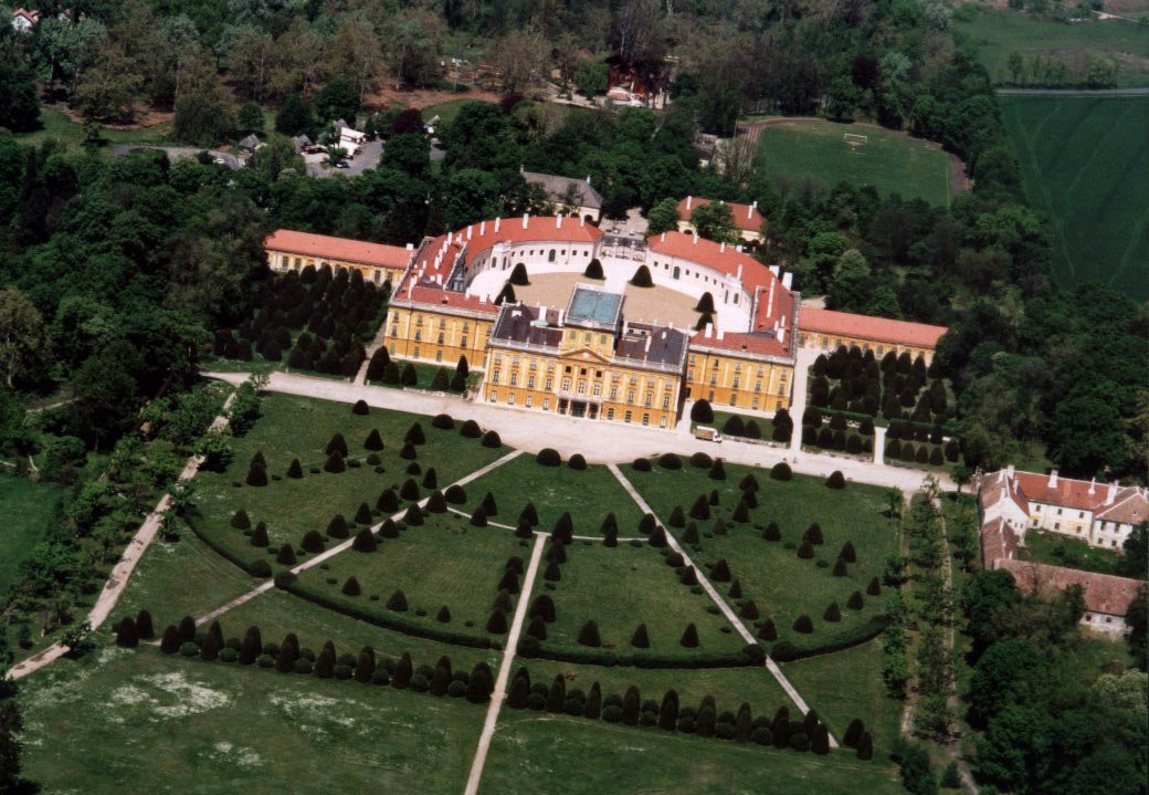 Дворец Эстерхази (Esterházy-kastély) – фотографии Венгрии