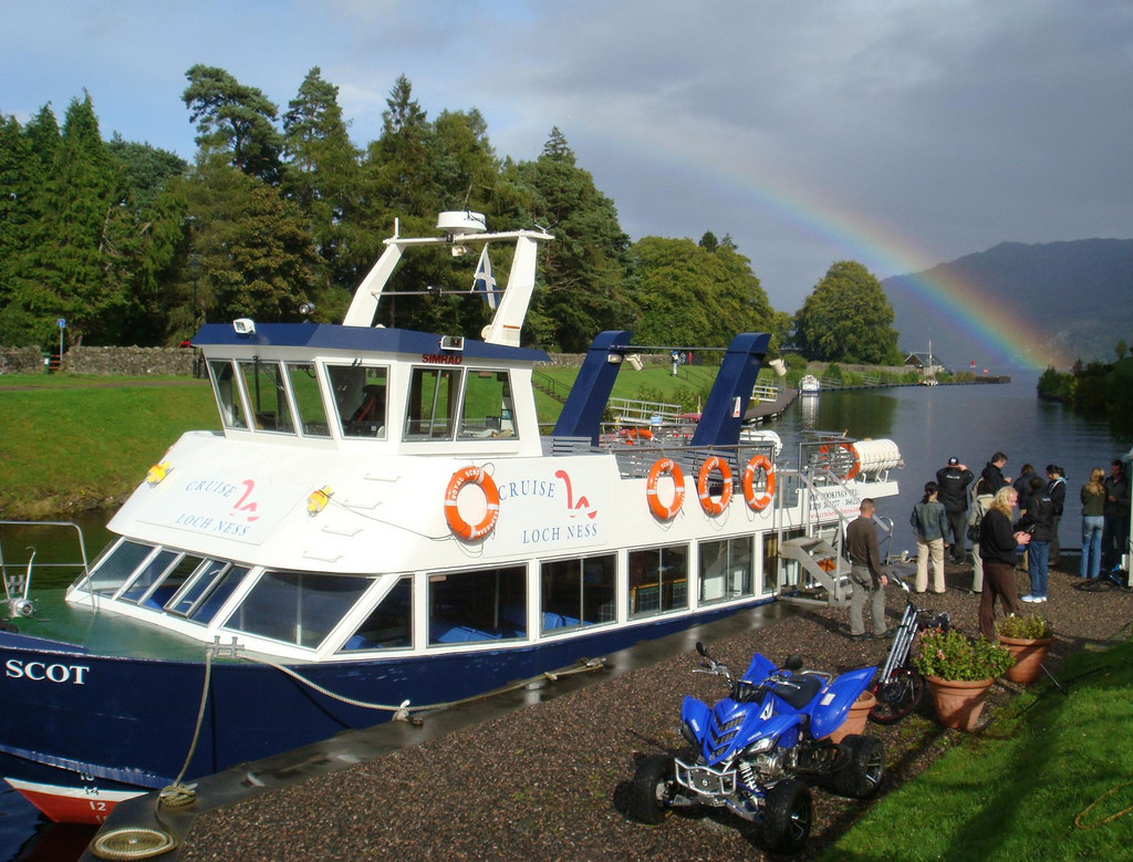 Круизный катер на озере Лох-Несс (Loch Ness) – фотографии Великобритании