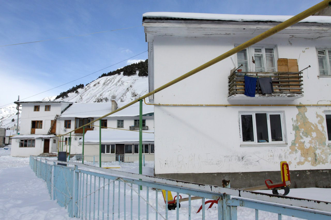 Жилые дом в одном из посёлков Приэльбрусья. Фото 1 – фотографии России