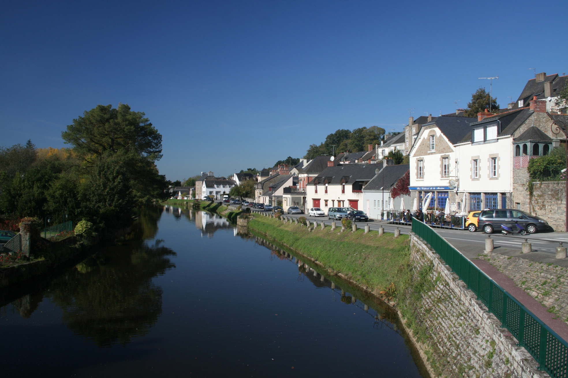Дома на набережной в Жослене, Франция. Фото 5 – фотографии Франции