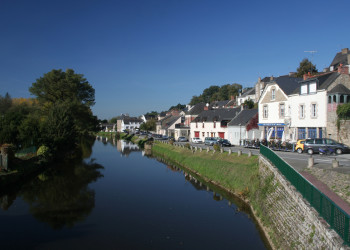 Дома на набережной в Жослене, Франция. Фото 5 – фотографии Франции