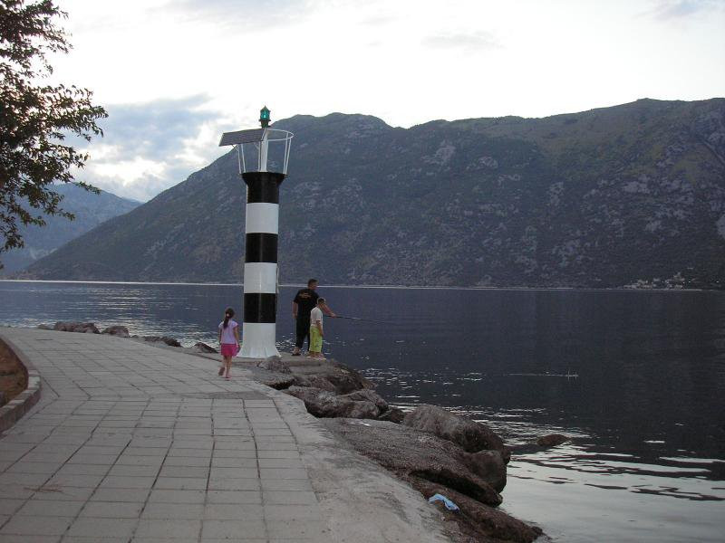 Маяк на набережной в Прчань, Черногория – фотографии Черногории