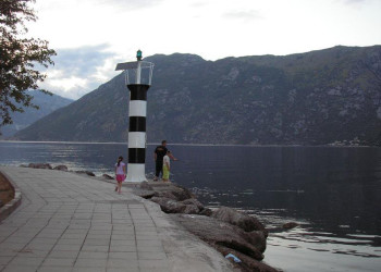 Маяк на набережной в Прчань, Черногория – фотографии Черногории