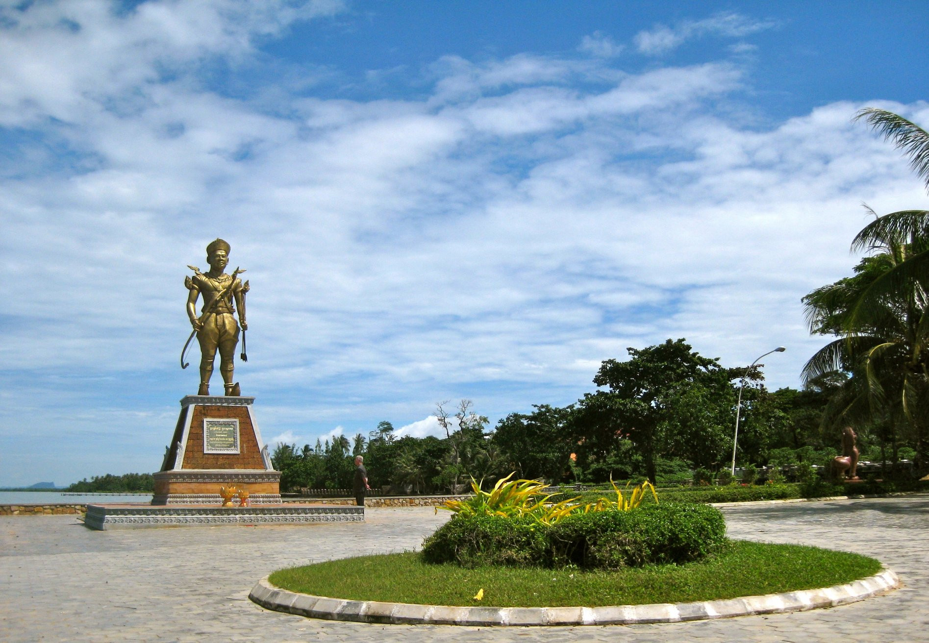 Памятник в Кепе, Камбоджа – фотографии Камбоджи