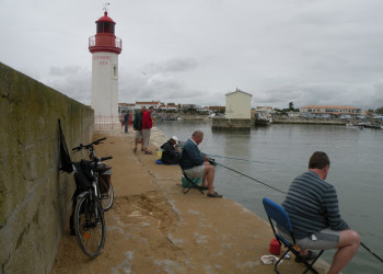 Рыбаки на набережной на острове Олерон, Франция – фотографии Франции