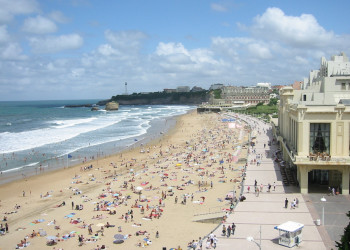 Люди на пляже в Биаррице, Франция – фотографии Франции