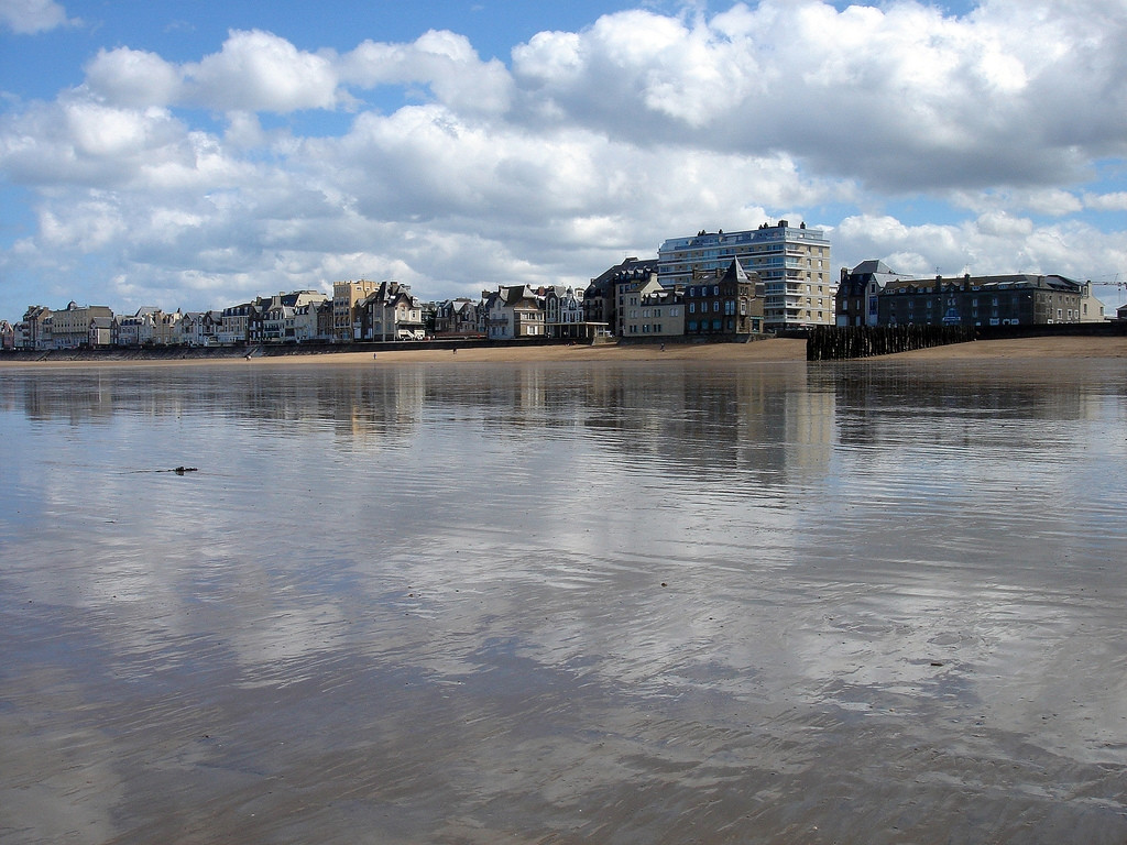Дома на берегу в Сен-Мало, Франция – фотографии Франции