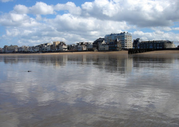 Дома на берегу в Сен-Мало, Франция – фотографии Франции