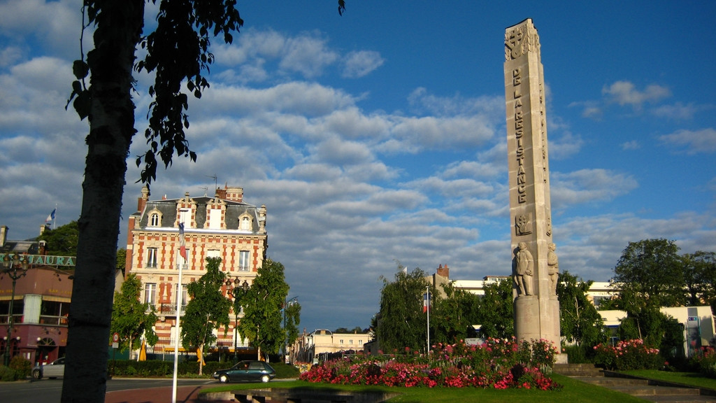 Памятник в Эперне, Франция. Фото 1 – фотографии Франции